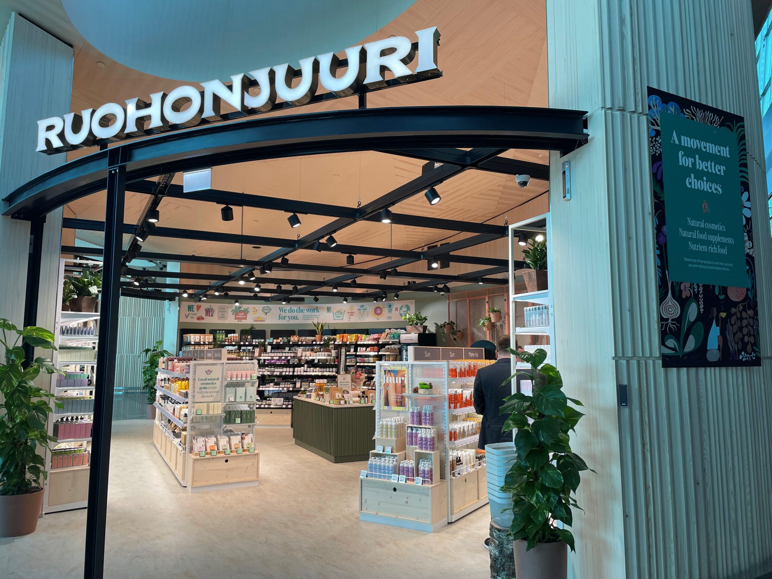 Kuvassa on Ruohonjuuren myymälä täynnä upeita hyvinvoinnin tuotteita superfoodeista, luomuruokaan sekä luonnonkosmetiikkaan