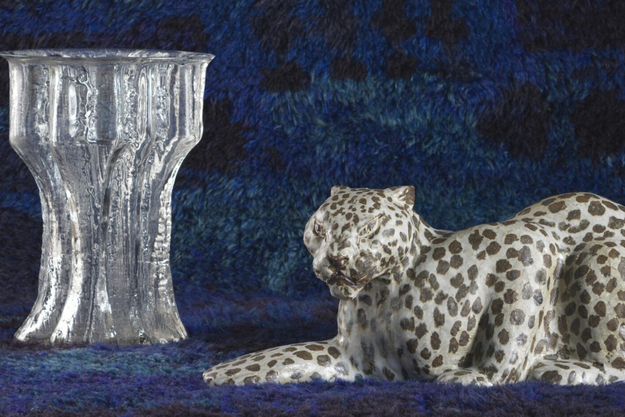 Ritva Puotila, Virvatuli (ryijy), 1960; Timo Sarpaneva, Finlandia (maljakko), 1963; Michael Schilkin, Leopardi (veistos), 1960. Collection Kakkonen