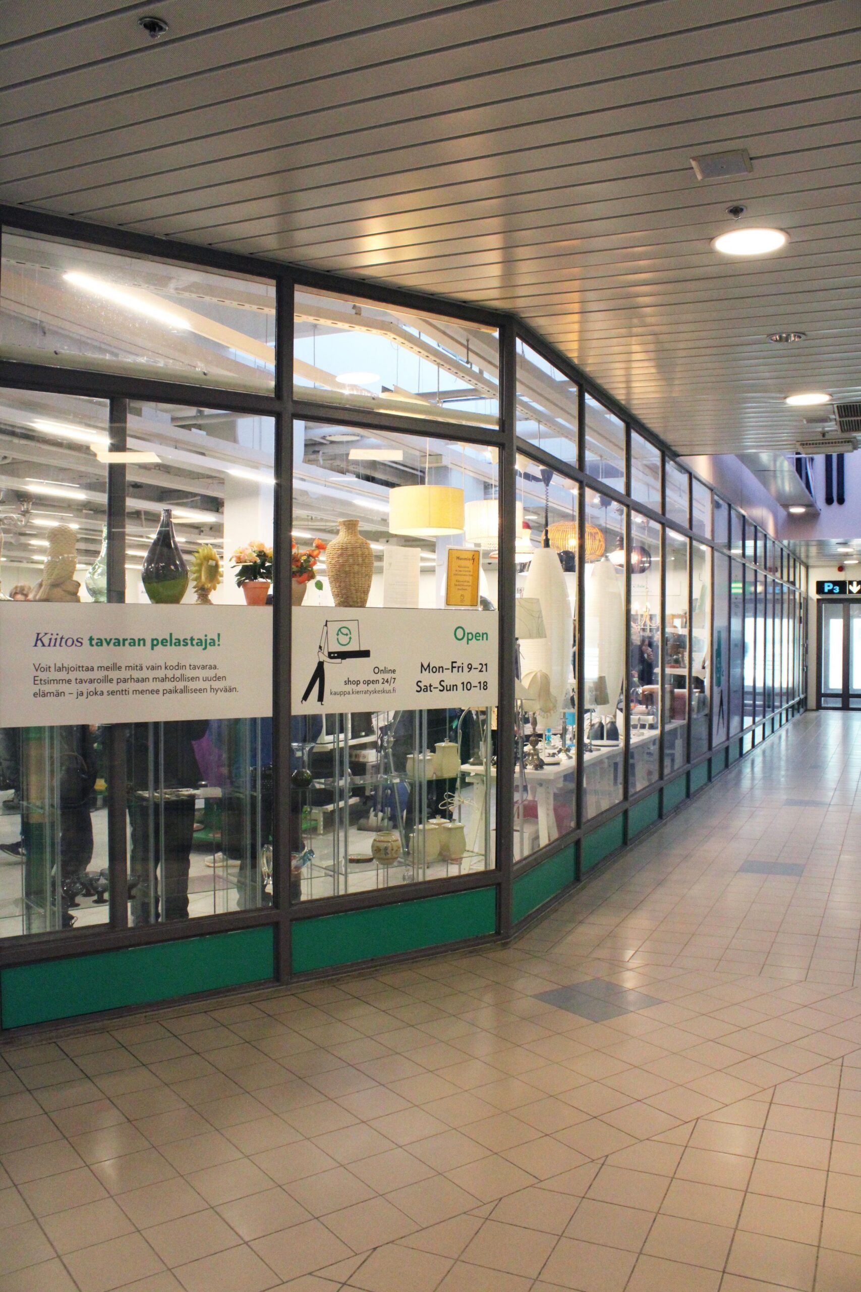 Återanvändningcentralen Malm på Malmtorget. Butikens fönster sedda från utsidan.