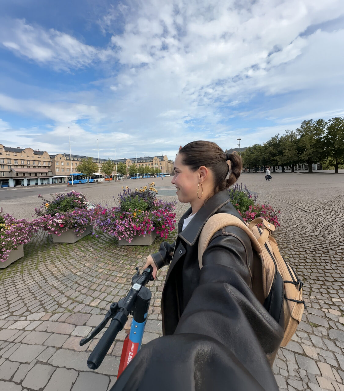 Vrouw met e-step op het marktplein van Helsinki tijdens een stedentrip in de zomer