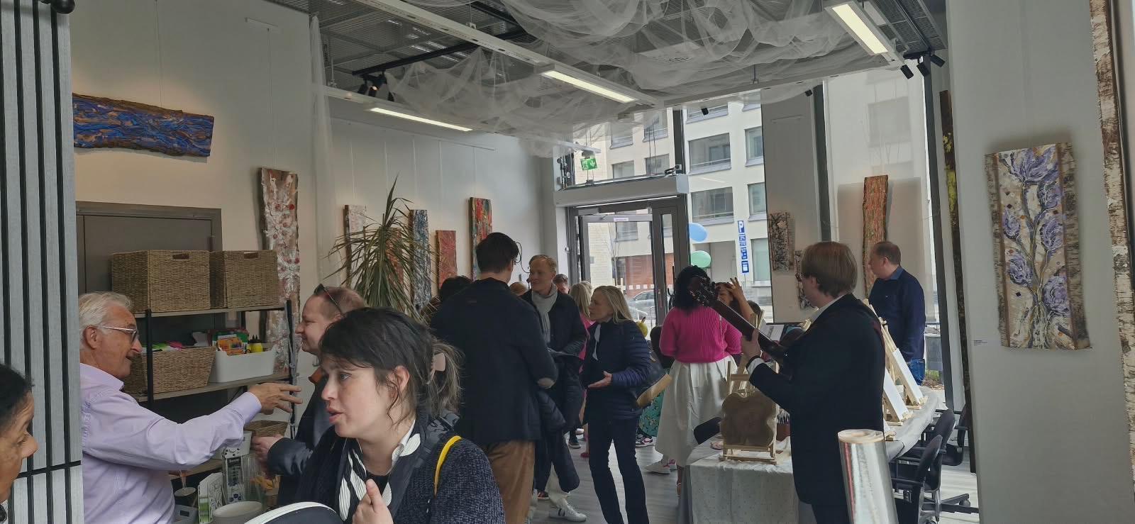 Marta3Art Studio & Galleryn sisätilat. Kuvassa näkyy ihmisiä studion sisätiloissa.