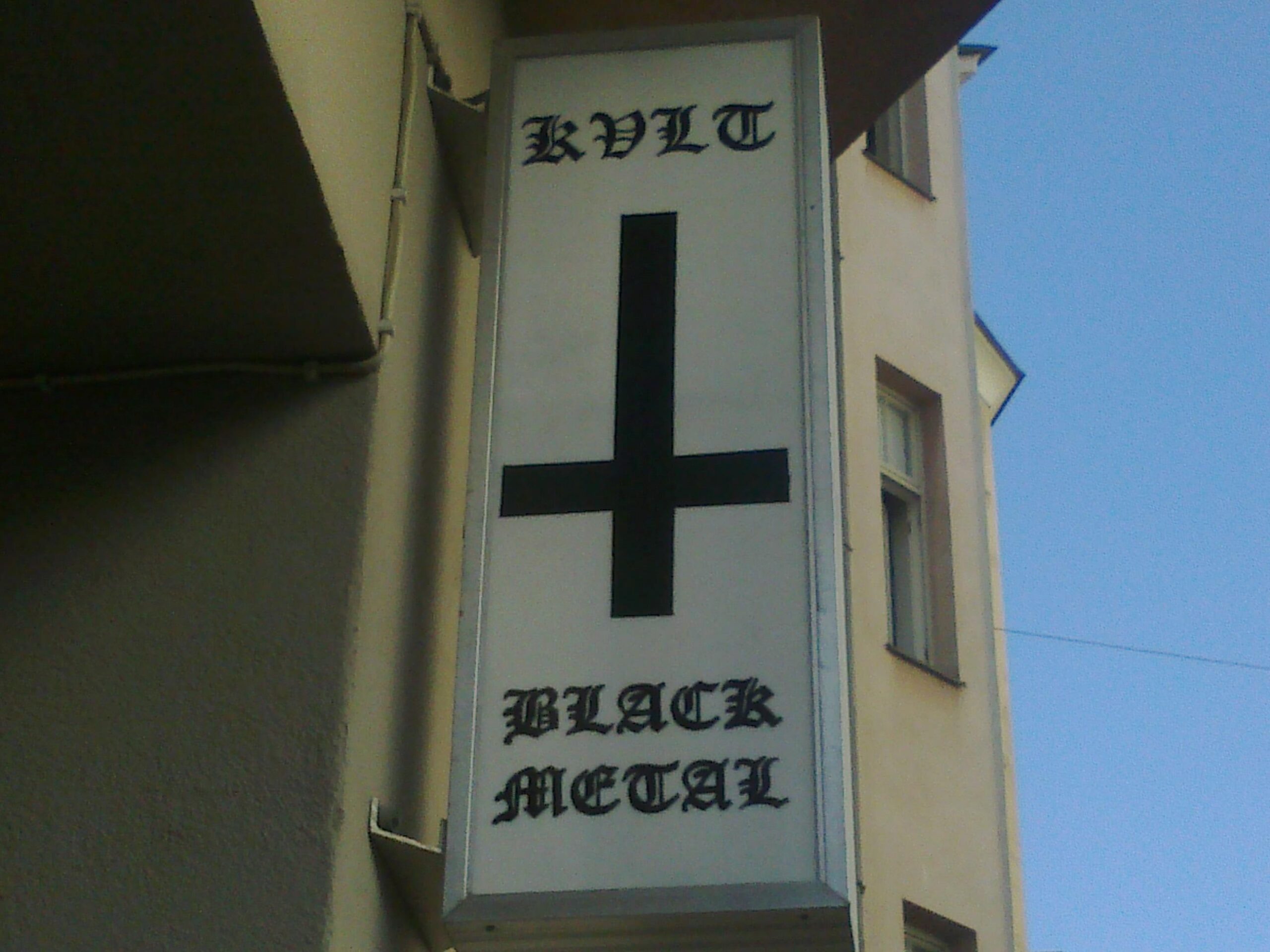 Kvlt-levykaupan kyltti.