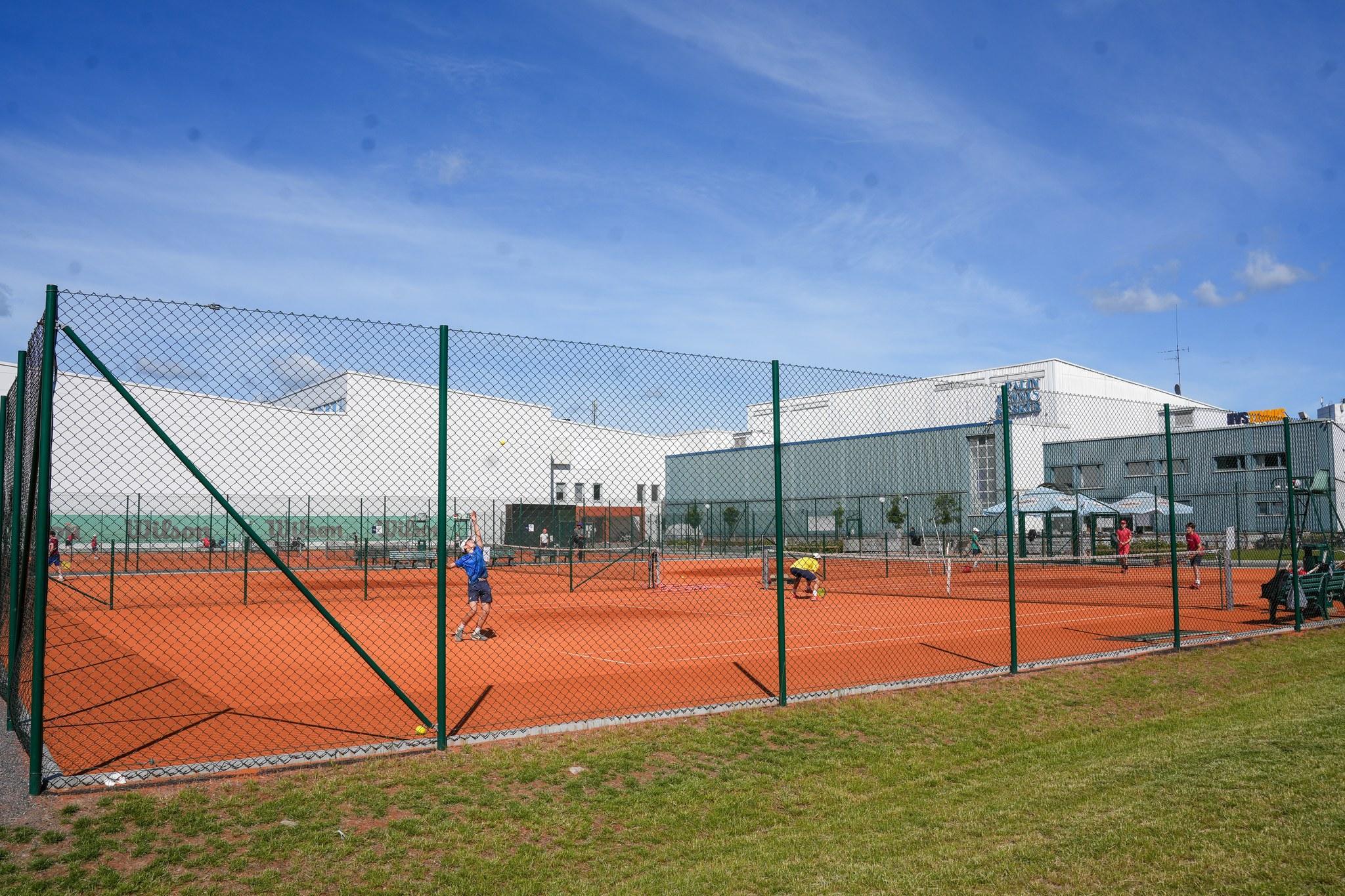 på bilden: Tali Tenniscenter från utsidan.