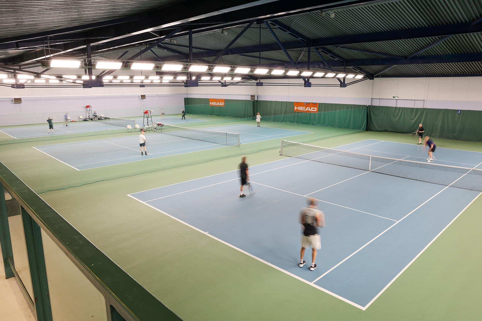 Laajasalon Tennishallit-hallens inomhustennisbanor.